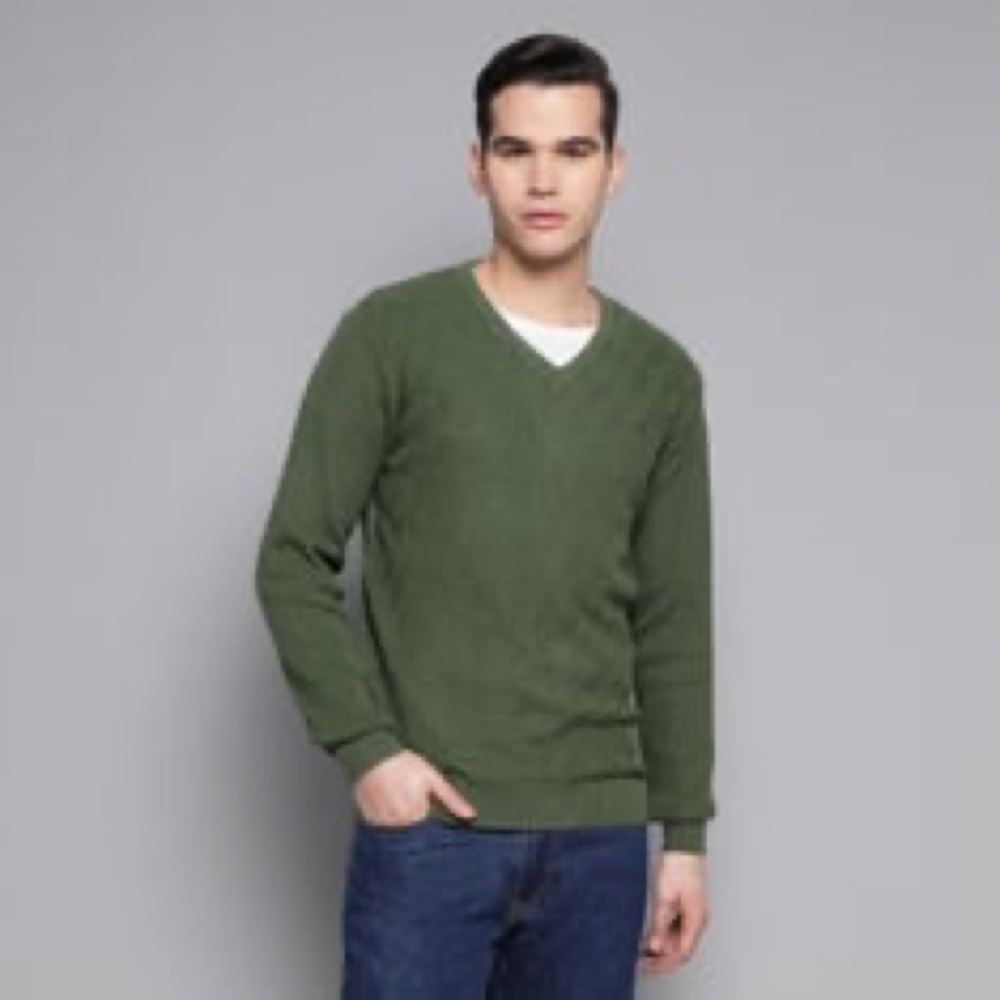 Van Huesen Men’s Solid V-Neck Swater